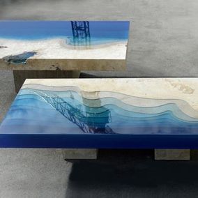 deux tables en résine bleue